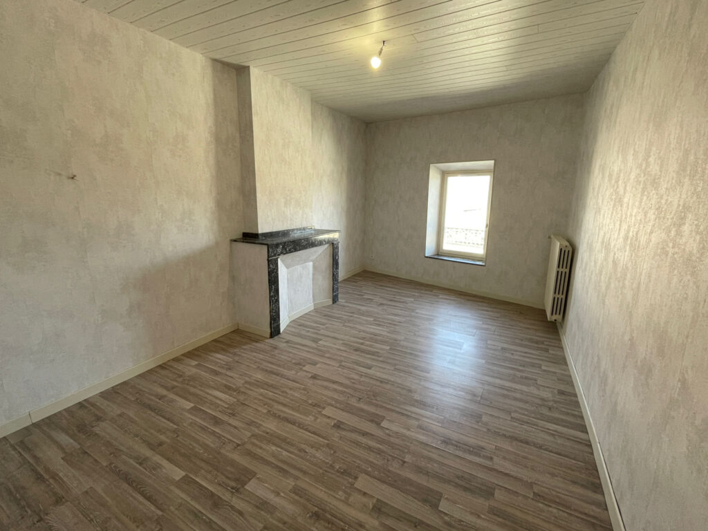 Maison familiale 136 m2 + 90 m2 de garages et dépendances