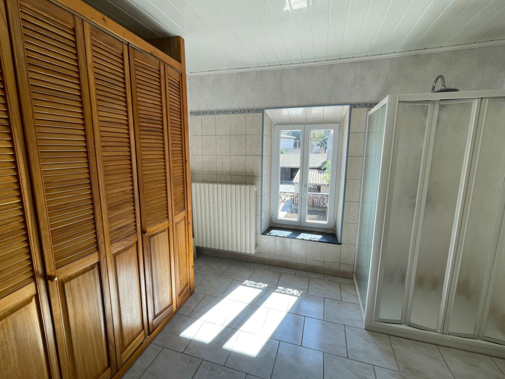 Maison familiale 136 m2 + 90 m2 de garages et dépendances