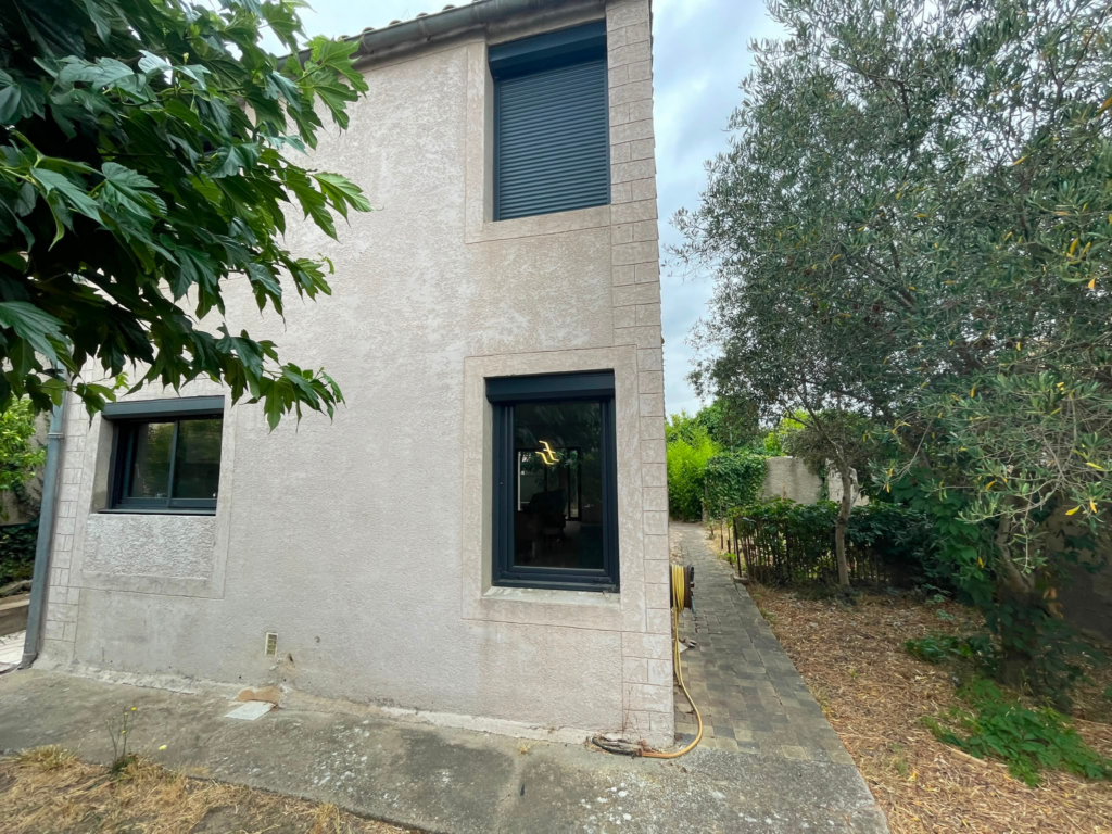 TRÈBES   Maison 3 faces, 3 chambres, suite parentale, jardin