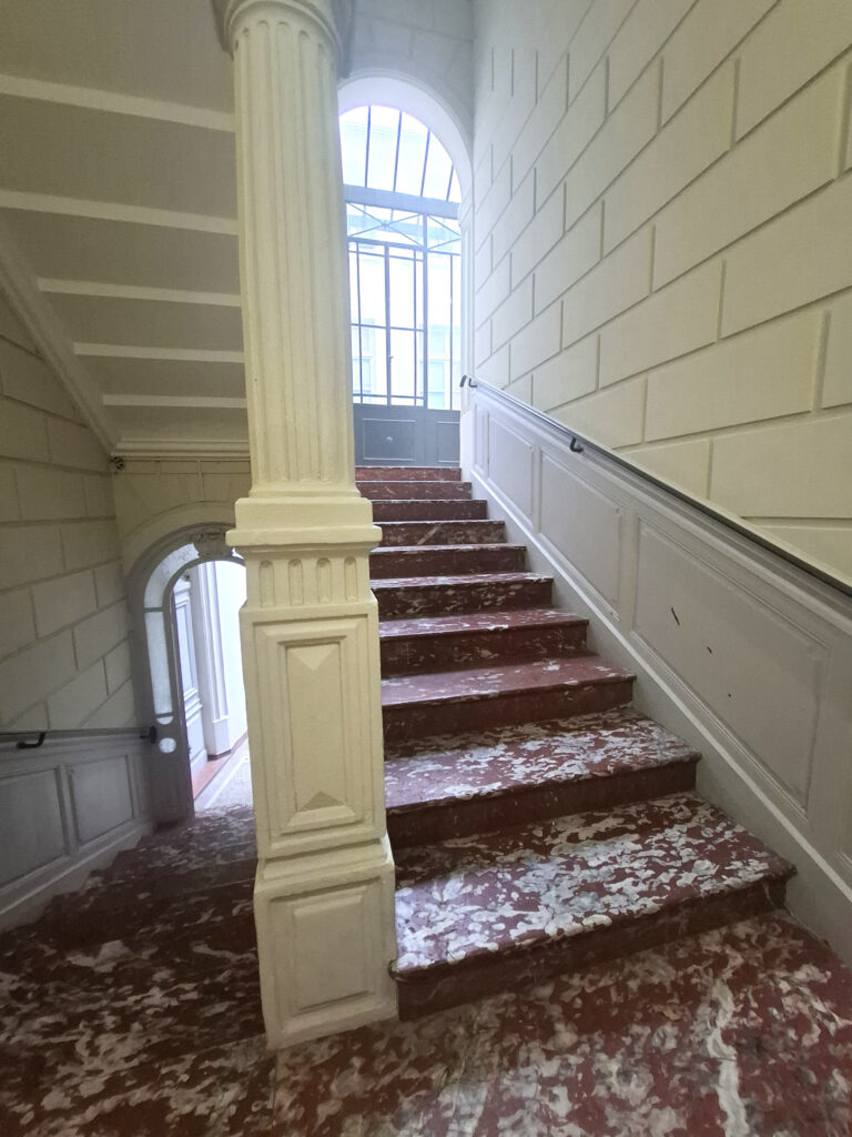 À VENDRE   BEZIERS -APPARTEMENT DE COUR PRIVATIVE
