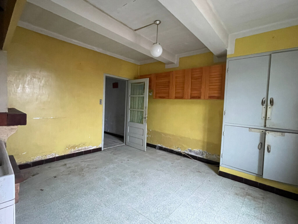 Maison de village à rénover avec grange   Capendu (11)