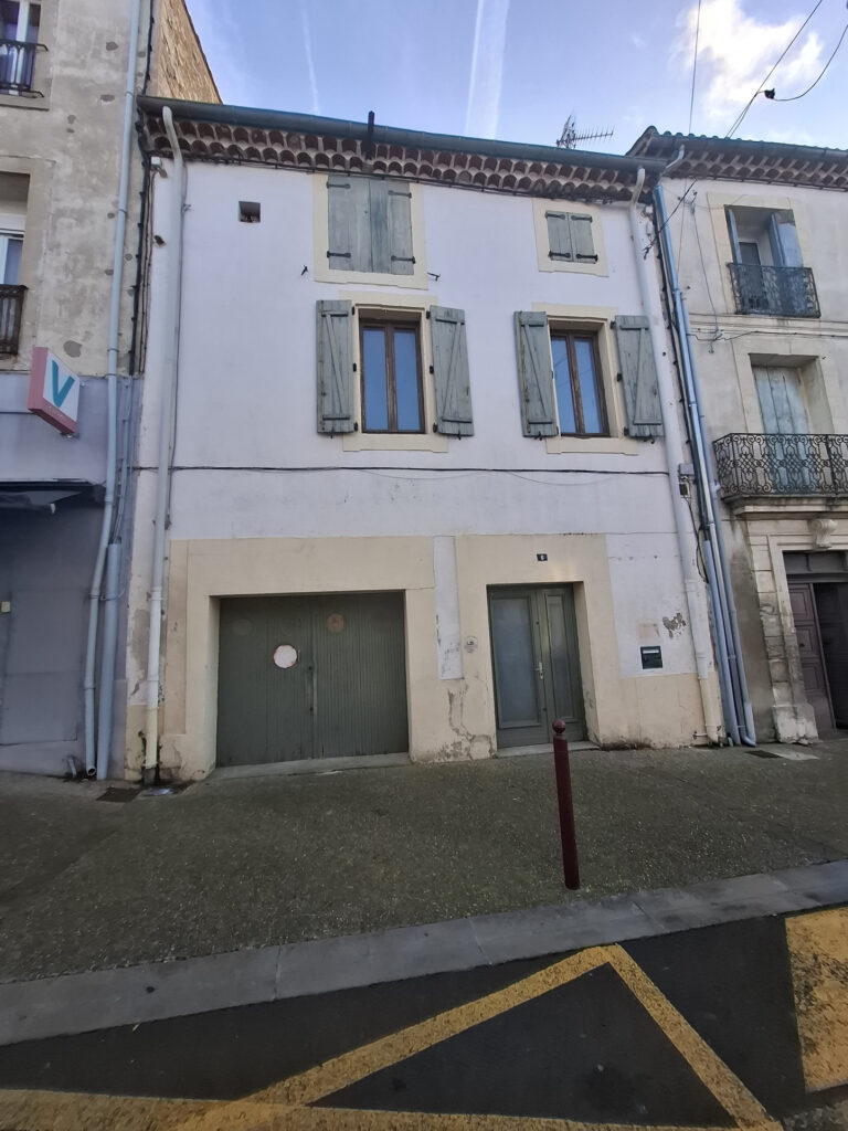 À VENDRE   MAISON DE VILLE AVEC GRAND GARAGE ET COMBLES AMÉN