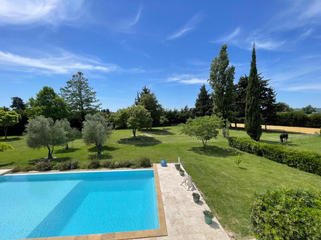 Propriété de charme avec installations équestres   220 m2 su