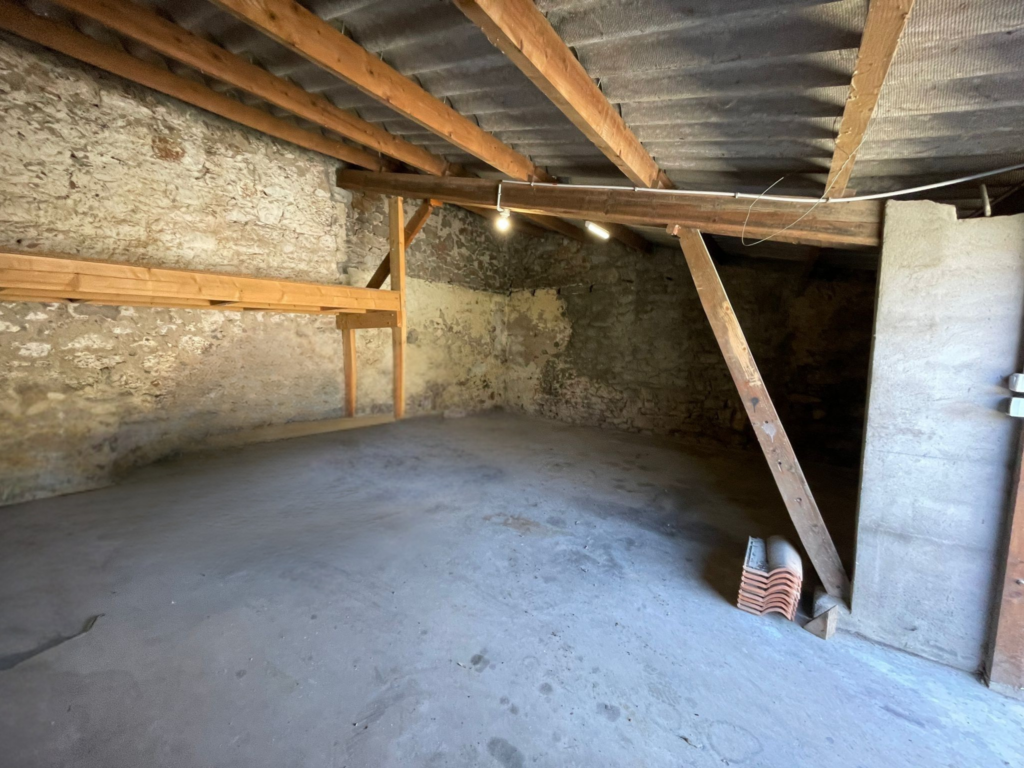 Maison familiale 136 m2 + 90 m2 de garages et dépendances
