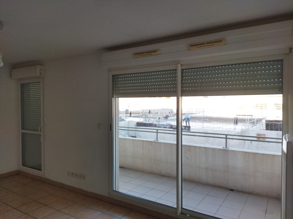 À VENDRE   STUDIO SPACIEUX DE 31 M2 AVEC BALCON ET GARAGE, A