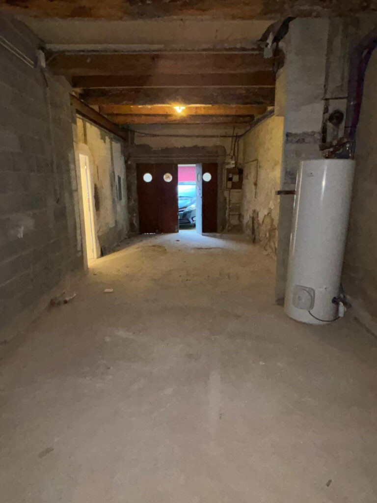À VENDRE   MAISON DE VILLE AVEC GRAND GARAGE ET COMBLES AMÉN