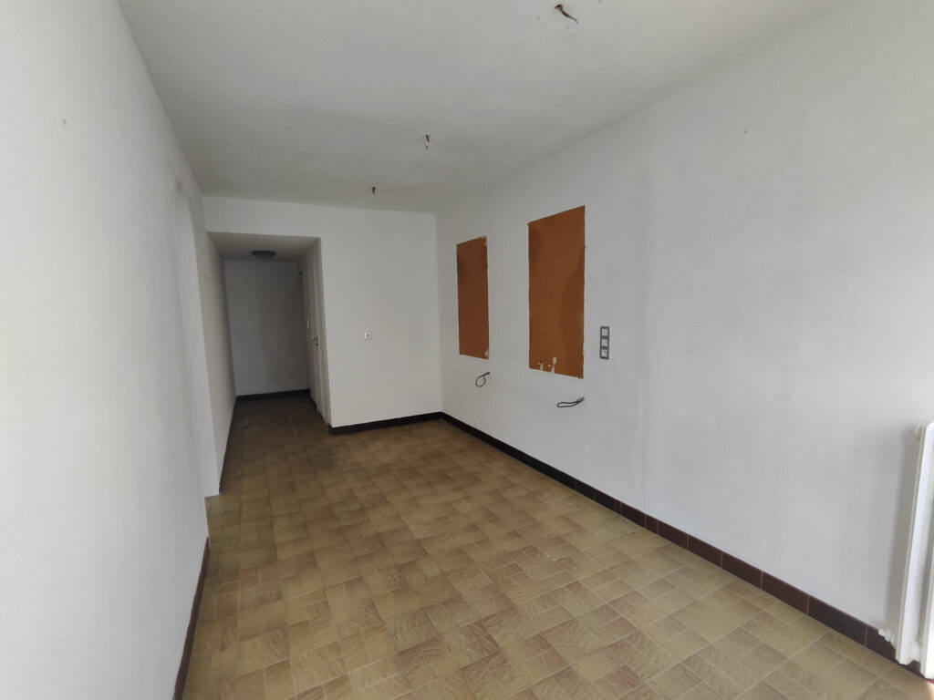 Immeuble avec 1 local commercial et 1 T4