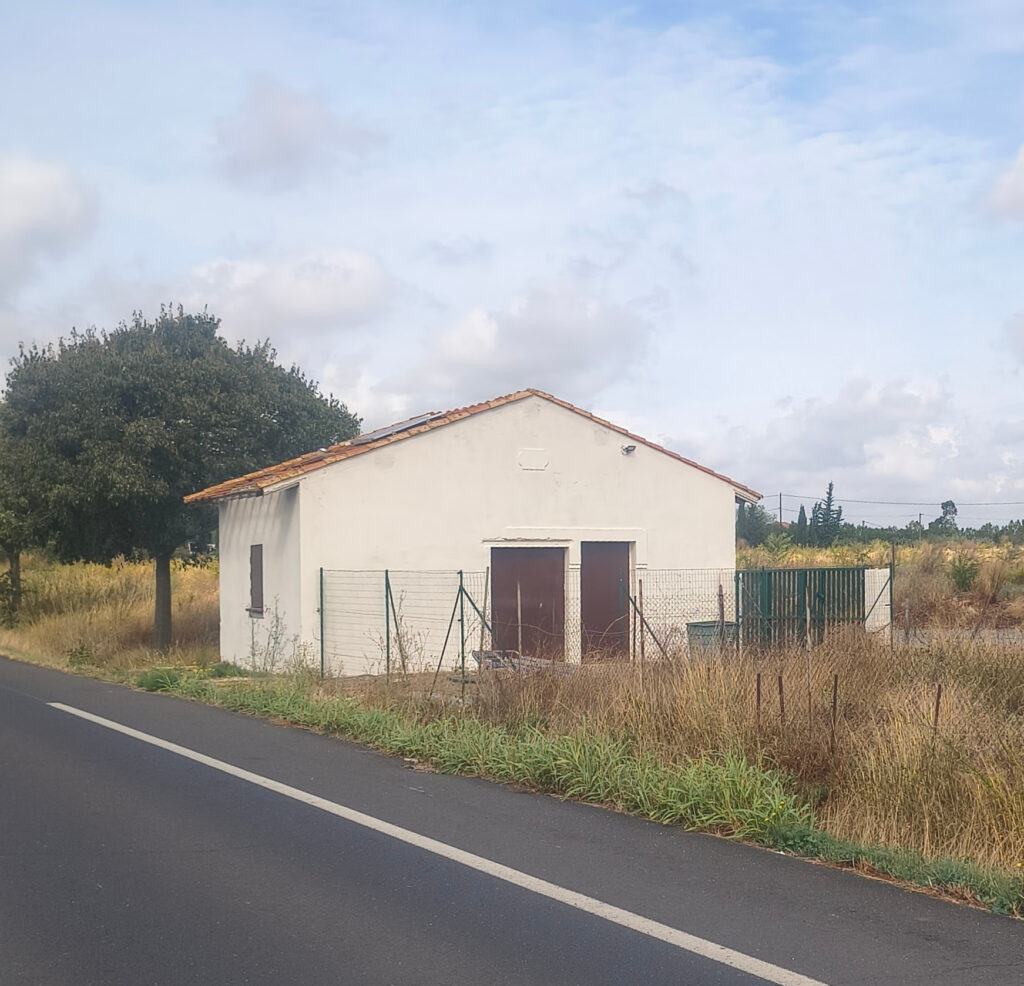 À LOUER   LOCAL COMMERCIAL AVEC MEZZANINE   ENTRE BÉZIERS ET