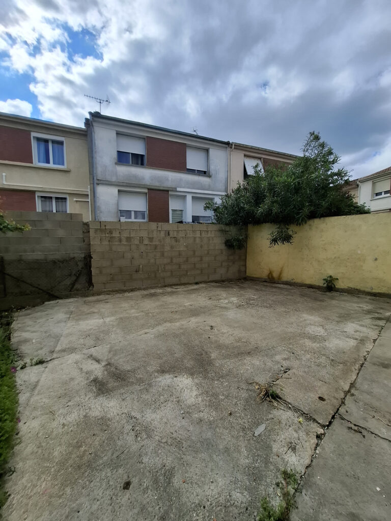 À VENDRE   MAISON AVEC JARDIN ET GARAGE   FORT POTENTIEL À R