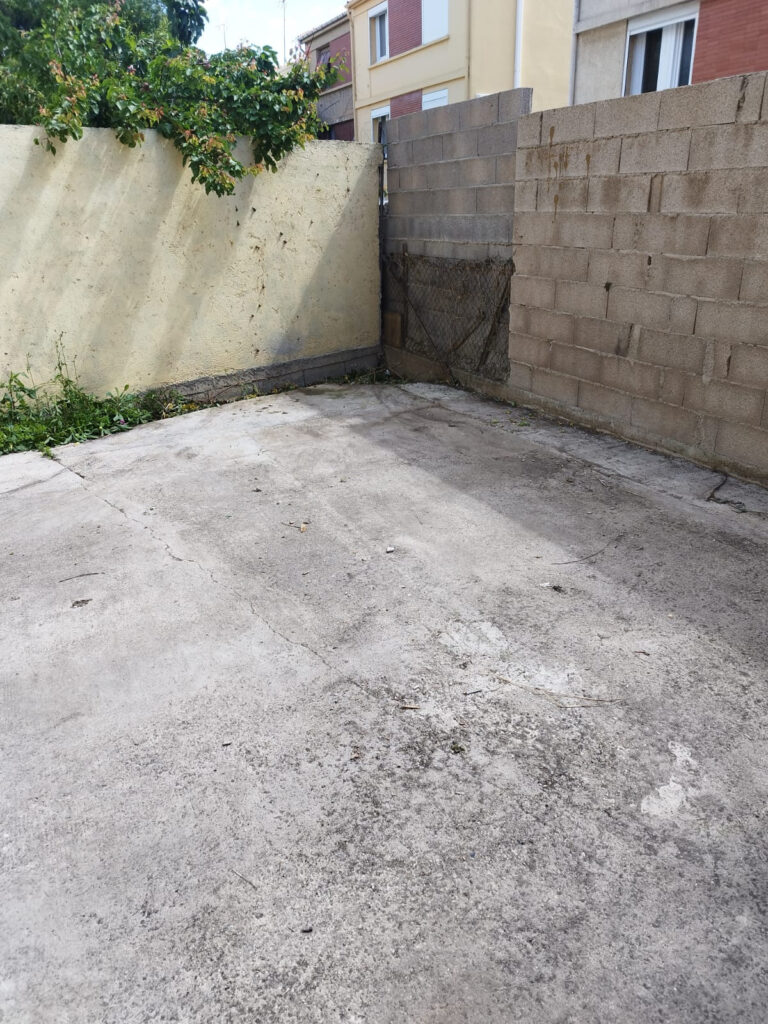 À VENDRE   MAISON AVEC JARDIN ET GARAGE   FORT POTENTIEL À R