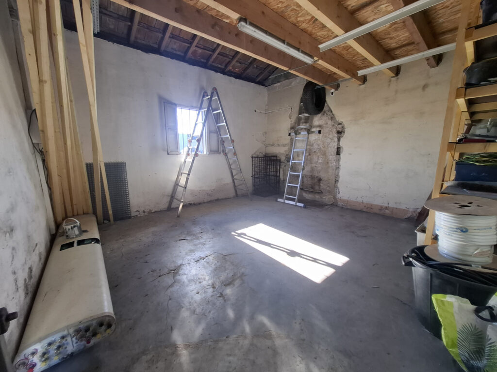 À LOUER   LOCAL COMMERCIAL AVEC MEZZANINE   ENTRE BÉZIERS ET
