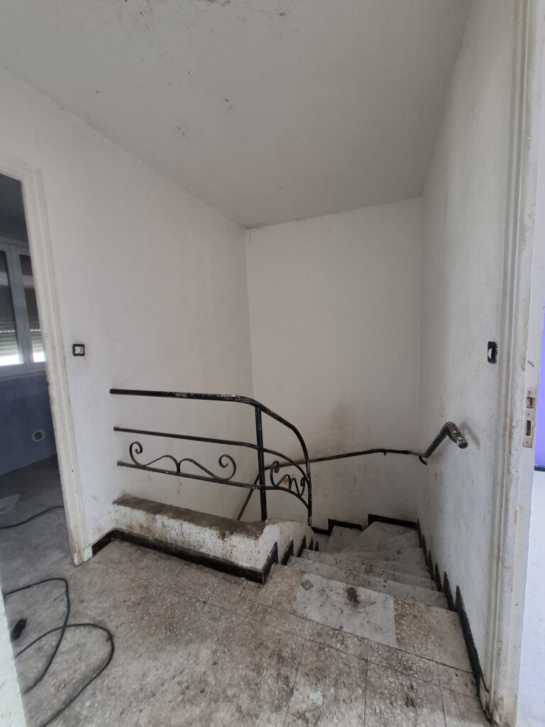 À VENDRE   MAISON AVEC JARDIN ET GARAGE   FORT POTENTIEL À R