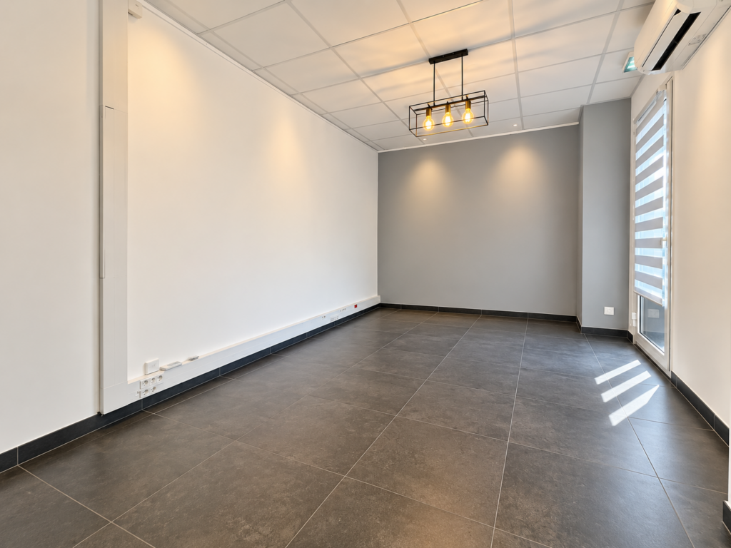 Investissement Nîmes   Murs commerciaux + studio loué   111