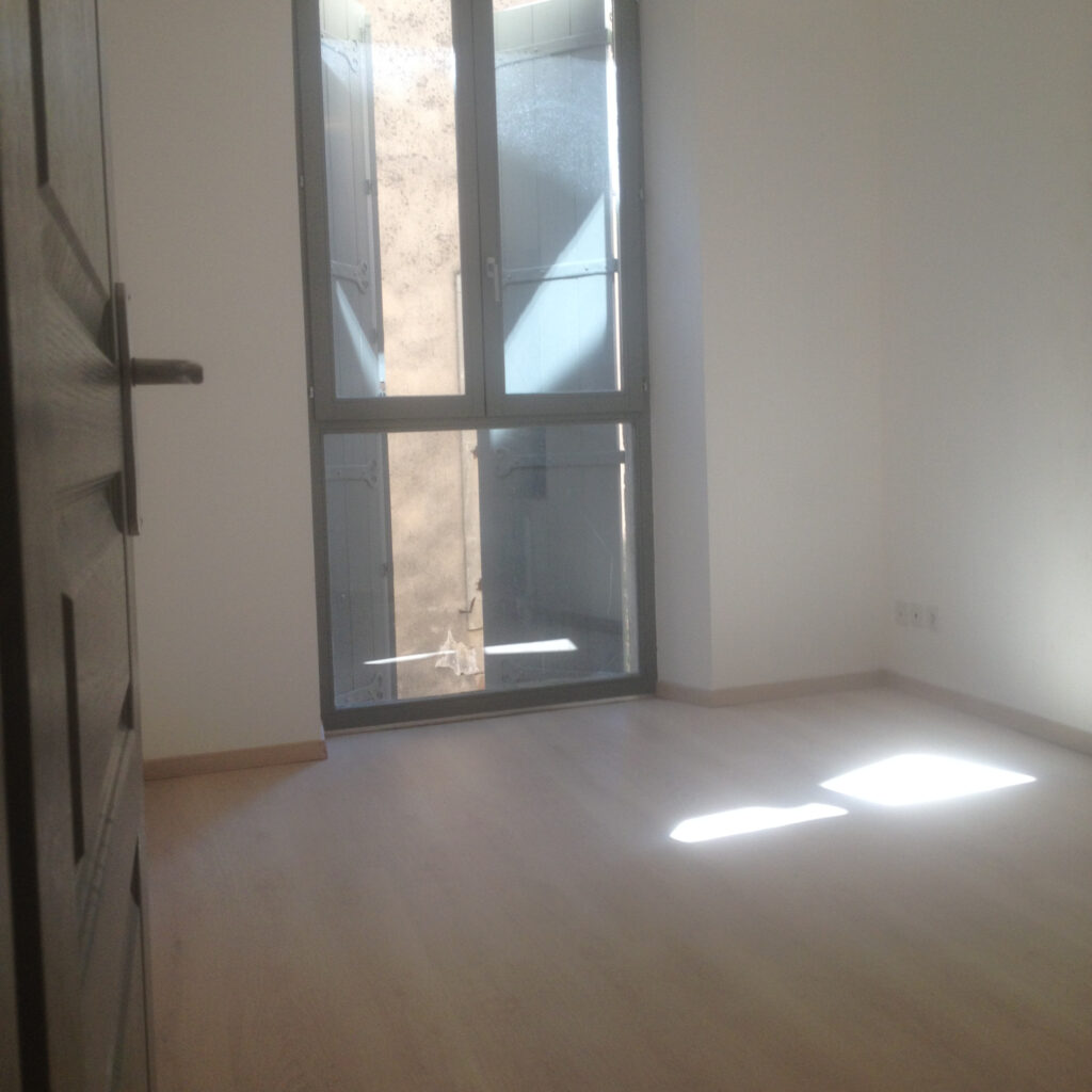 À LOUER   APPARTEMENT T3 SPACIEUX EN CENTRE-VILLE HISTORIQUE