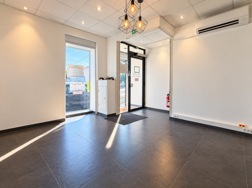 Investissement Nîmes   Murs commerciaux + studio loué   111