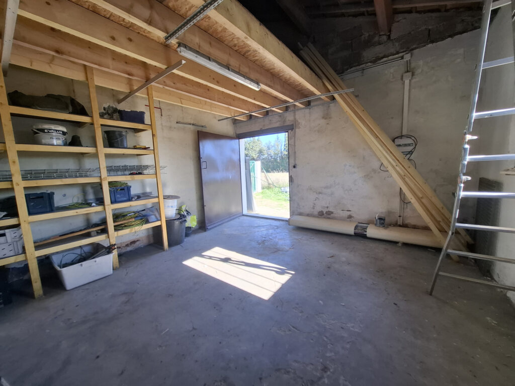 À LOUER   LOCAL COMMERCIAL AVEC MEZZANINE   ENTRE BÉZIERS ET