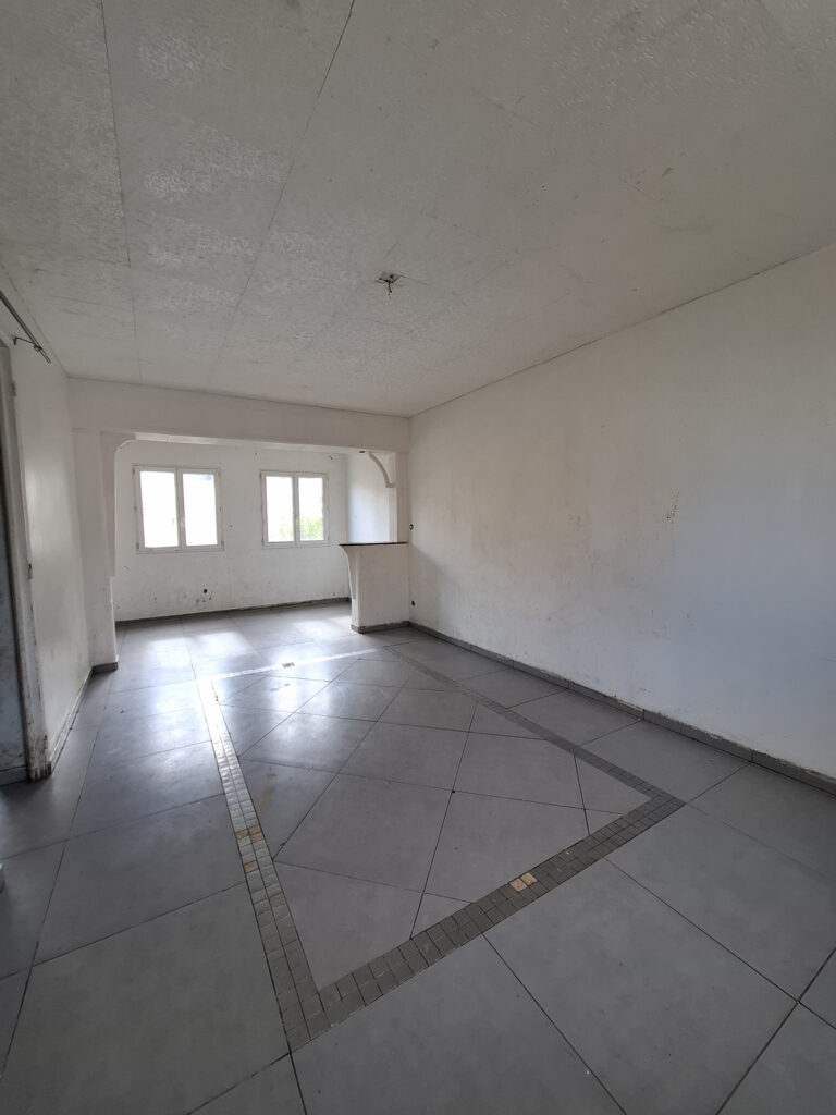 À VENDRE   MAISON AVEC JARDIN ET GARAGE   FORT POTENTIEL À R