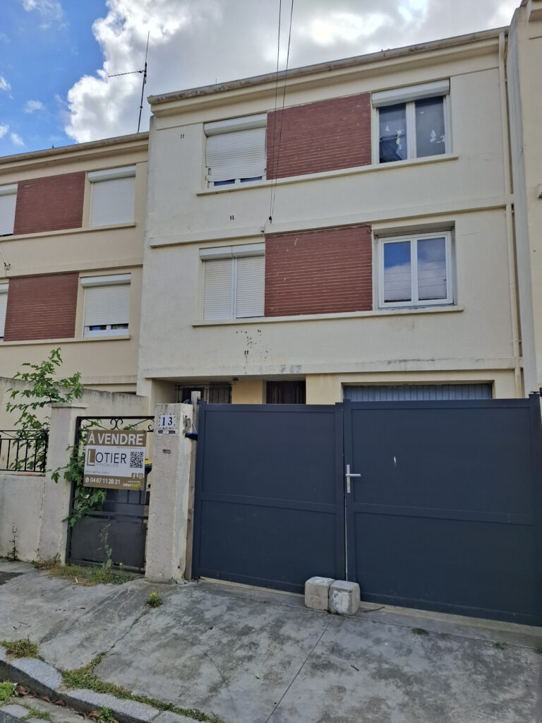 À VENDRE   MAISON AVEC JARDIN ET GARAGE   FORT POTENTIEL À R