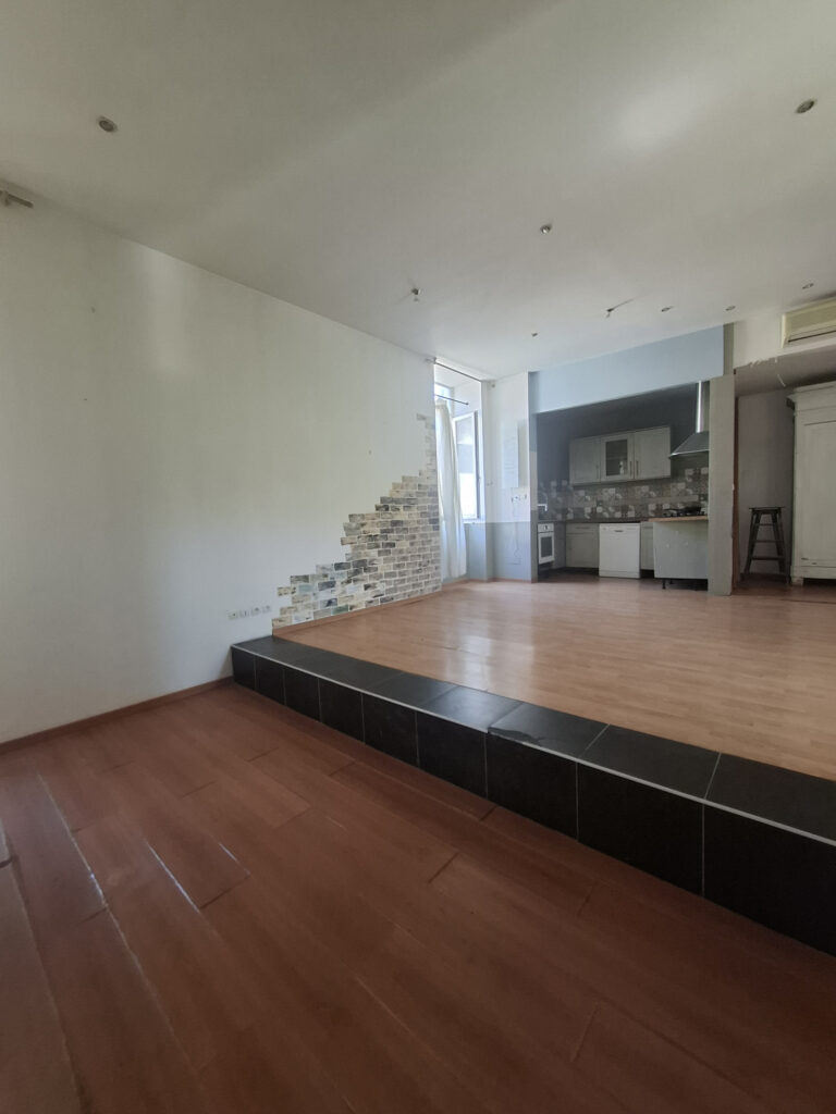 À VENDRE   MAISON DE VILLAGE D&rsquo;ENVIRON 190 M2 AVEC EXTÉRIEUR