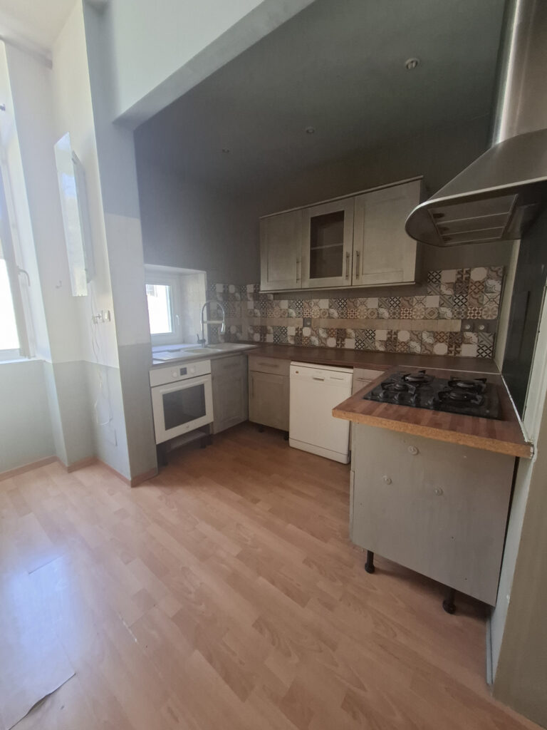 À VENDRE   MAISON DE VILLAGE D&rsquo;ENVIRON 190 M2 AVEC EXTÉRIEUR