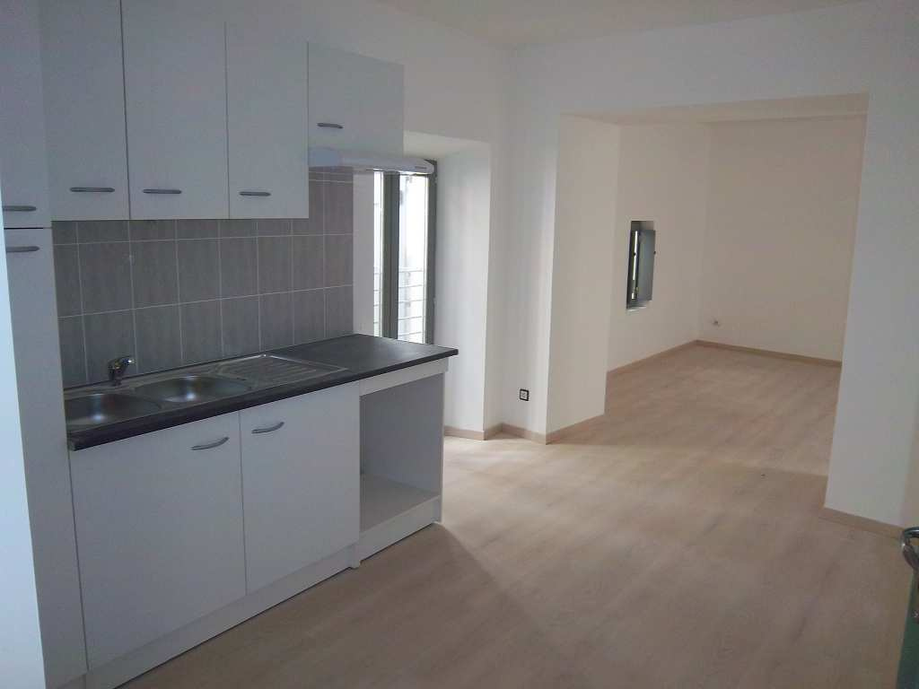 À LOUER   APPARTEMENT T3 SPACIEUX EN CENTRE-VILLE HISTORIQUE