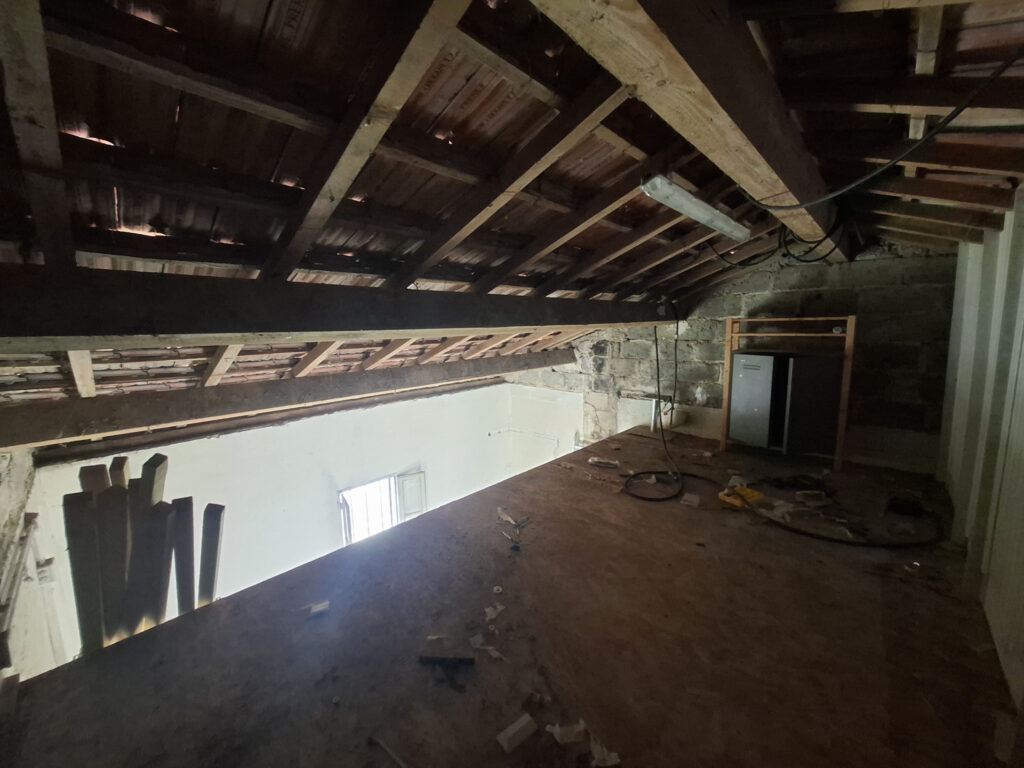 À LOUER   LOCAL COMMERCIAL AVEC MEZZANINE   ENTRE BÉZIERS ET