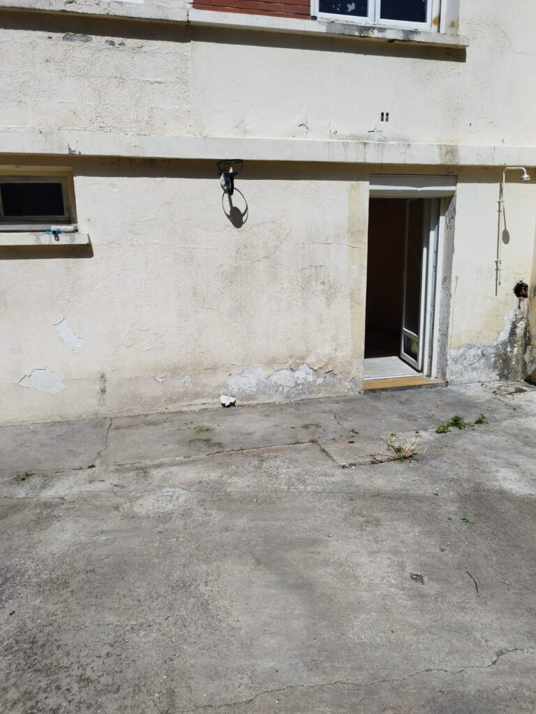À VENDRE   MAISON AVEC JARDIN ET GARAGE   FORT POTENTIEL À R