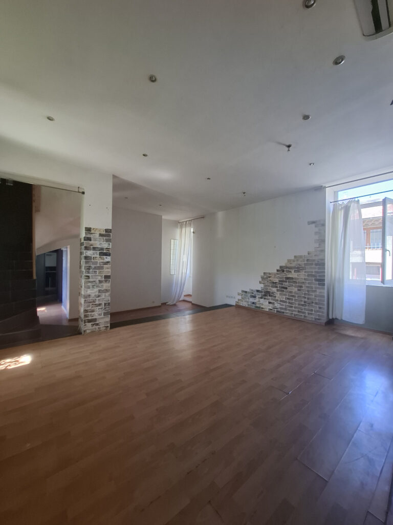 À VENDRE   MAISON DE VILLAGE D&rsquo;ENVIRON 190 M2 AVEC EXTÉRIEUR