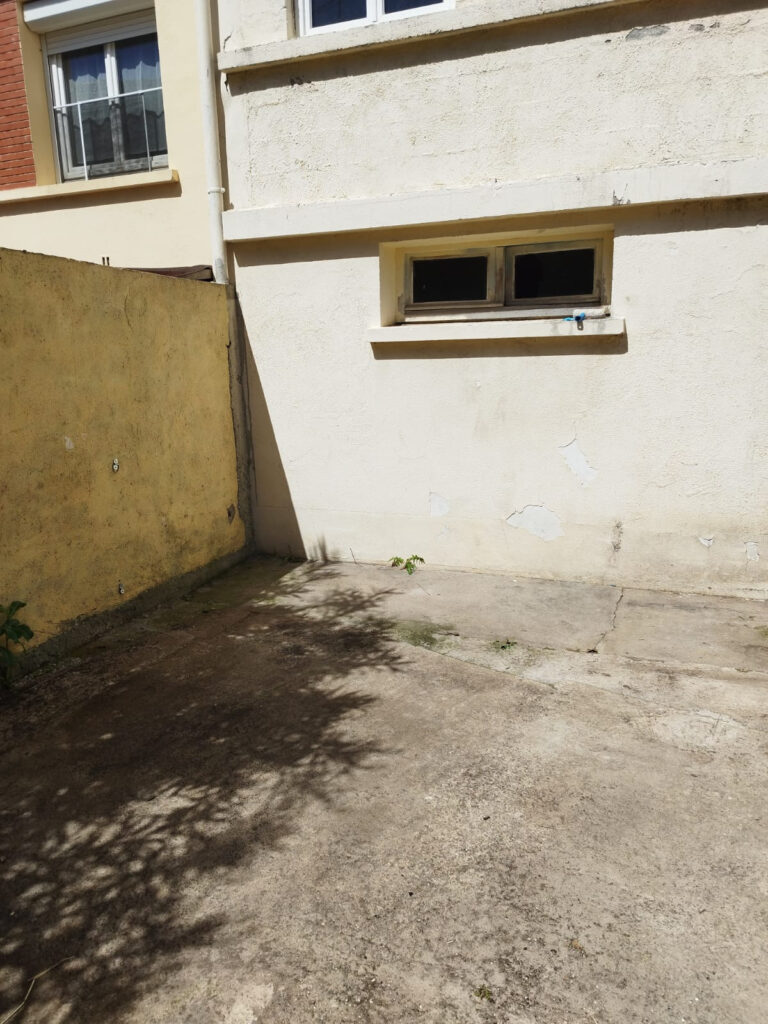 À VENDRE   MAISON AVEC JARDIN ET GARAGE   FORT POTENTIEL À R