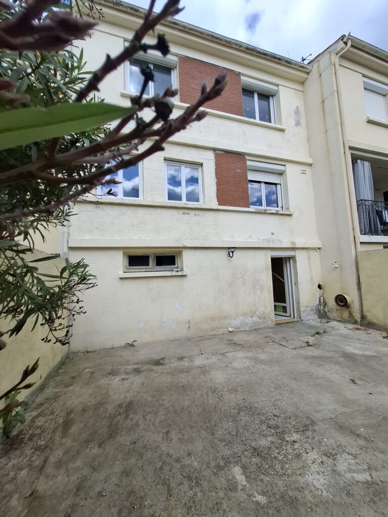 À VENDRE   MAISON AVEC JARDIN ET GARAGE   FORT POTENTIEL À R