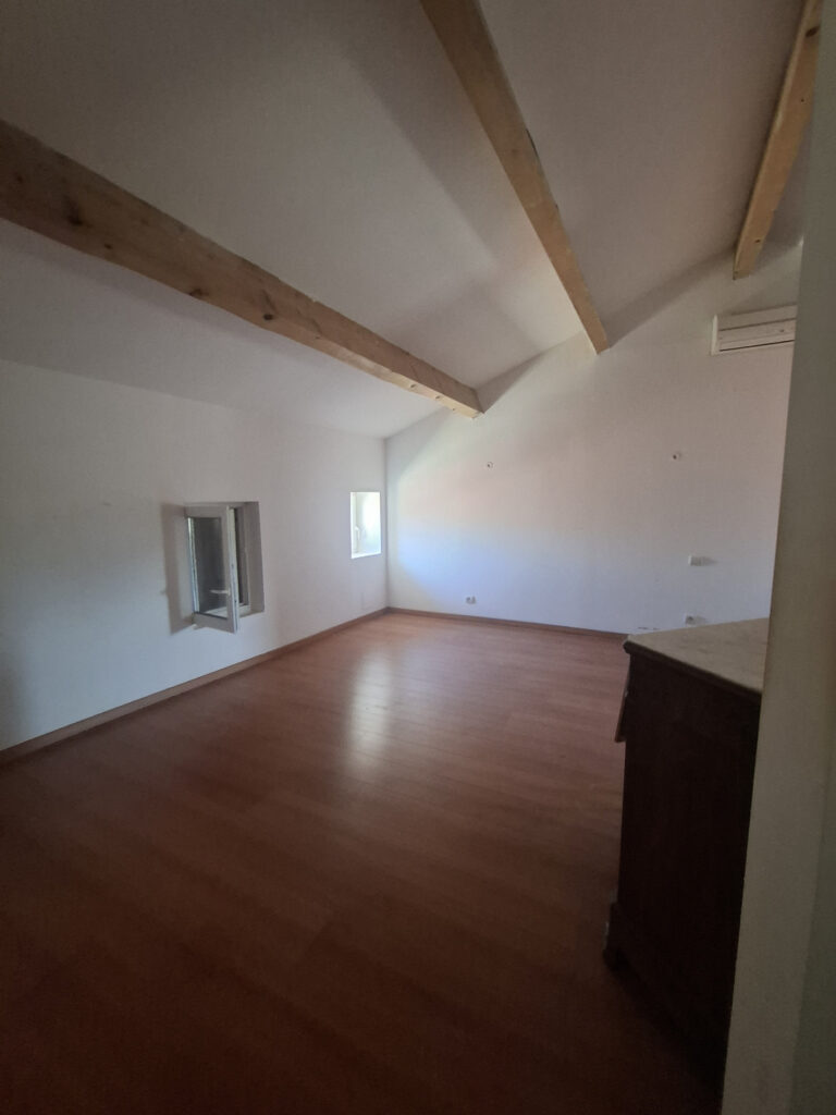 À VENDRE   MAISON DE VILLAGE D&rsquo;ENVIRON 190 M2 AVEC EXTÉRIEUR