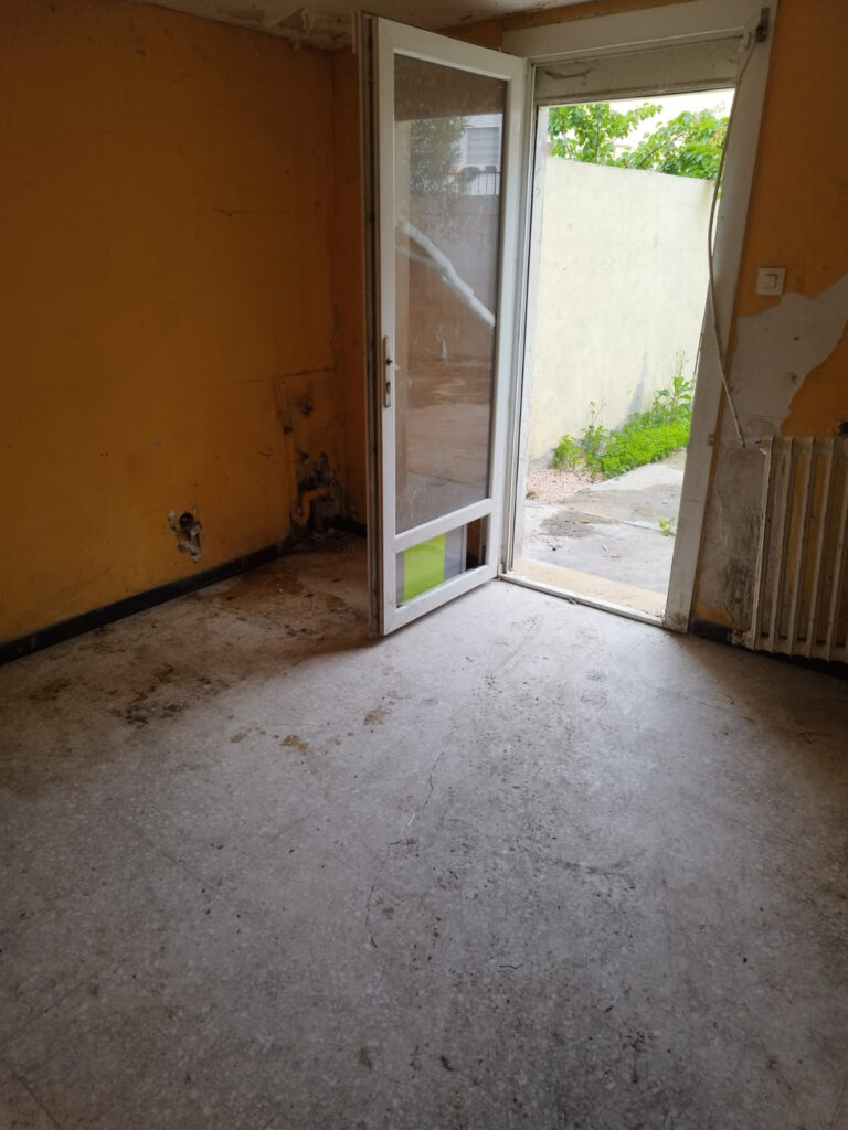 À VENDRE   MAISON AVEC JARDIN ET GARAGE   FORT POTENTIEL À R