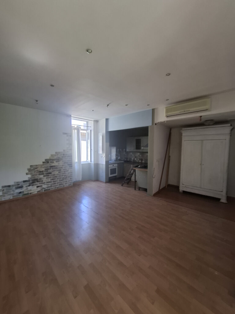 À VENDRE   MAISON DE VILLAGE D&rsquo;ENVIRON 190 M2 AVEC EXTÉRIEUR