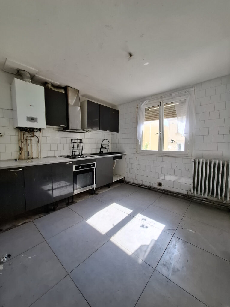 À VENDRE   MAISON AVEC JARDIN ET GARAGE   FORT POTENTIEL À R