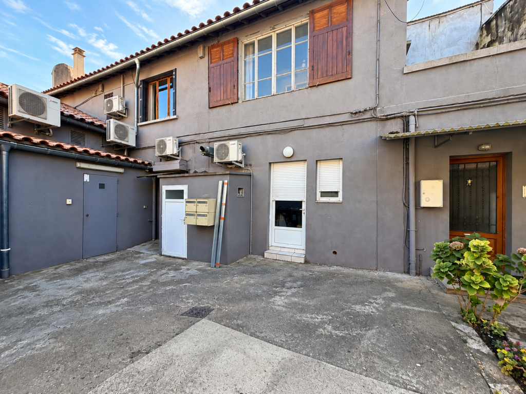 Investissement Nîmes   Murs commerciaux + studio loué   111