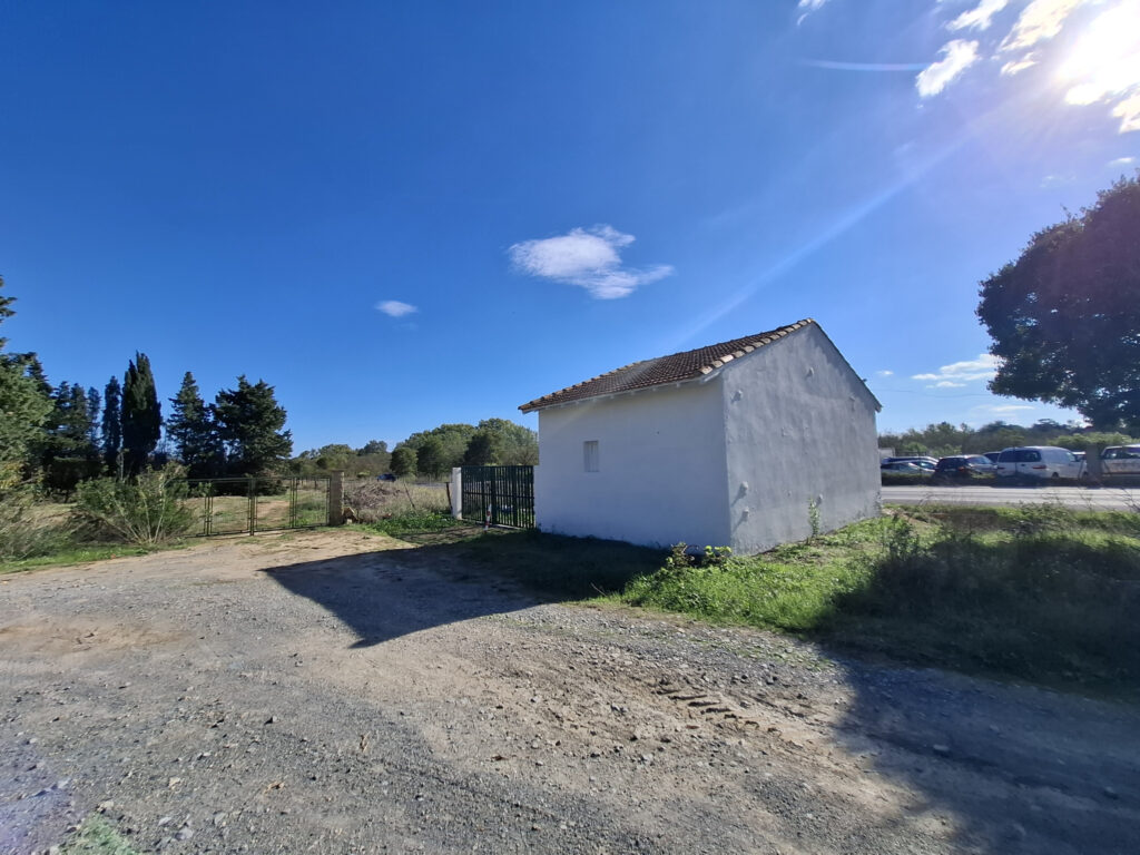 À LOUER   LOCAL COMMERCIAL AVEC MEZZANINE   ENTRE BÉZIERS ET